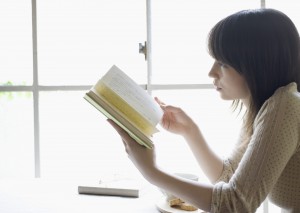本を読む女性