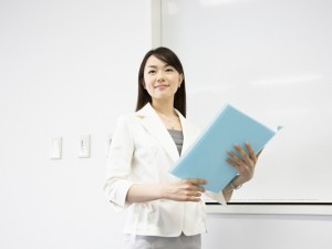 大きなノートを持つ女性