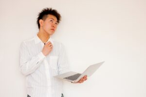 考える男性