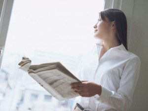 新聞を読む女性
