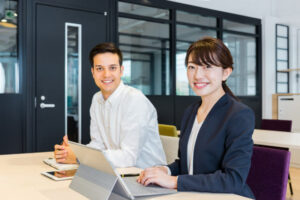 海外の人と働く女性