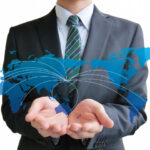 地球を持つ男性