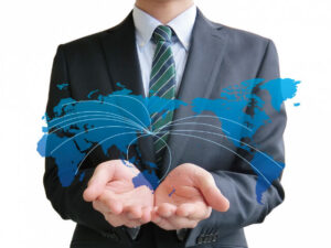 地球を持つ男性