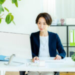 事務作業をする女性