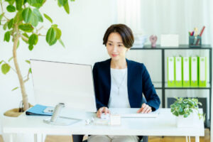 事務作業をする女性